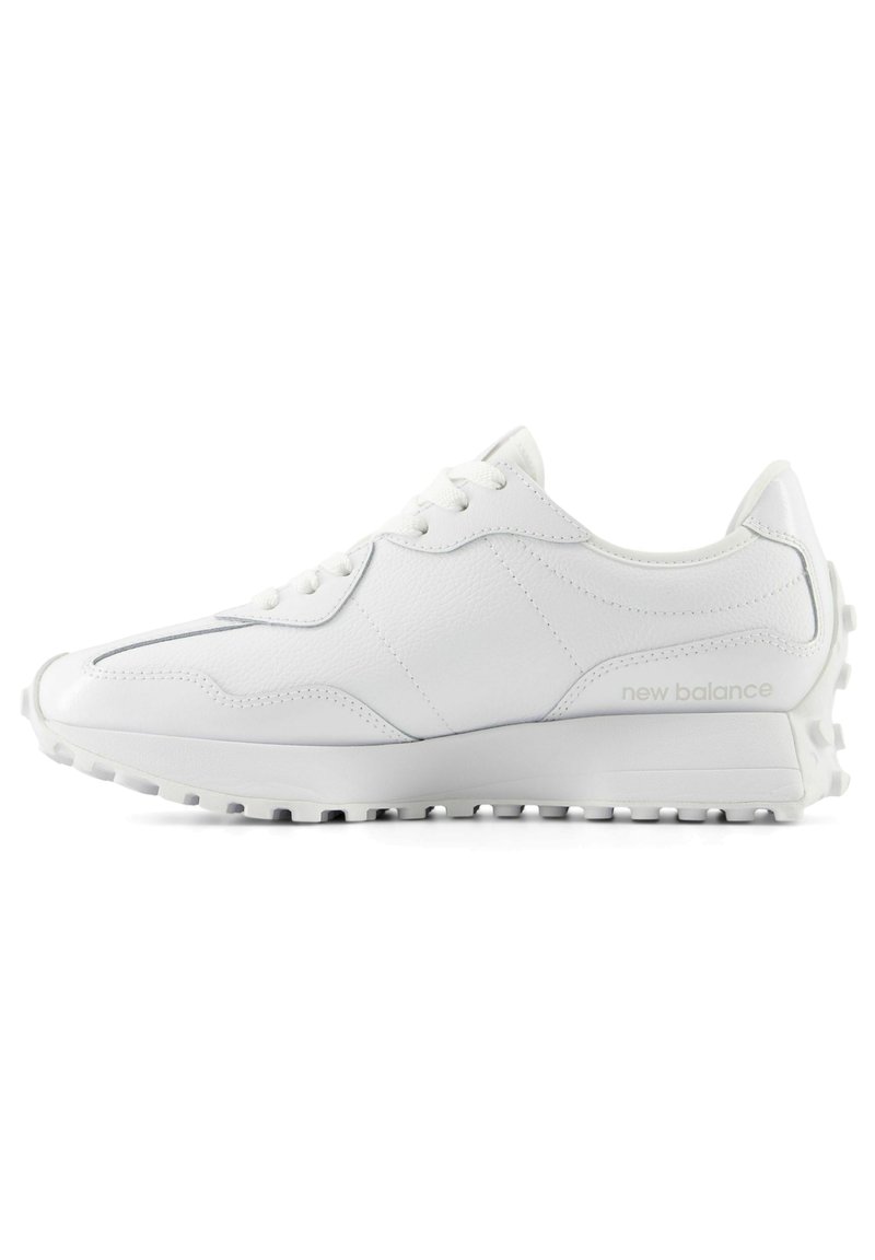 Weiße Ledersneaker mit glatter Textur, gepolstertem Kragen und leichtem Gummiprofil mit Stollen für Traktion. Logo an der Seite.