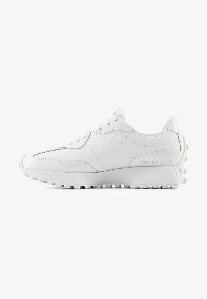 Weiße Ledersneaker mit glatter Textur, gepolstertem Kragen und leichtem Gummiprofil mit Stollen für Traktion. Logo an der Seite.