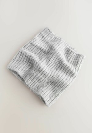 Scarf grigio a coste con una finitura morbida e testurizzata, caratterizzato da un design leggermente allentato e bordi piegati.
