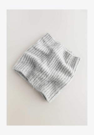 Grijze geribde gebreide sjaal met een zachte, gestructureerde afwerking, met een iets losse ontwerp en gevouwen randen.