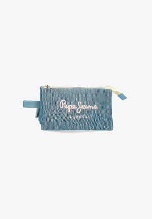Estuche para lápices de tela azul texturizada con cremallera y correa para la muñeca, bordado con "Pepe Jeans London" en hilo blanco.