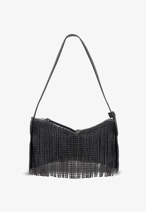 Borsa a tracolla nera con una cinghia curva, decorata con molteplici file di frange pendenti di strass neri.