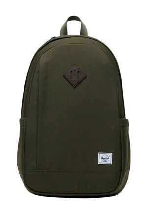 Zaino verde scuro con maniglia superiore, tasche laterali, toppa di pelle a forma di diamante e etichetta rettangolare bianca del marchio Herschel sul davanti.