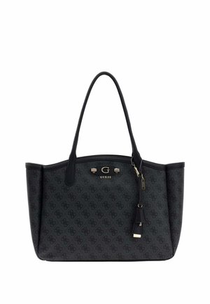 Črna Guess torba tote z dvojnimi ročaji, vzorcem logotipa povsod in z zlatim kovinskim okrasjem, vključno z obeskom in ploščico z imenom znamke.