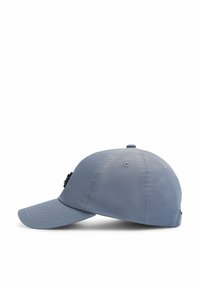 Gorra de béisbol azul claro con visera curvada, correa ajustable y un parche de logo negro en el lado. Hecha de un tejido suave y duradero.