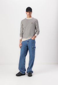Lyle & Scott VERTICAL STRIPE CREW NECK  - Strickpullover - cove
