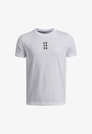 Camiseta blanca de algodón con mangas cortas y cuello redondo, con tres logos negros verticales centrados en el pecho. Textura suave.