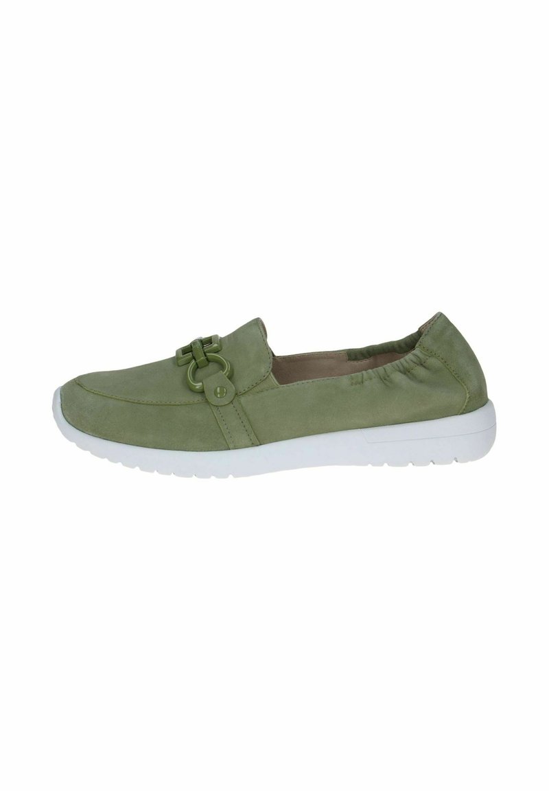 Zaļas slip-on kurpes, izgatavotas no mīkstas zamšādas, ar piekļautu akcentu uz purngala, ar baltu gumijas zoli un savītu apdari uz papēža.