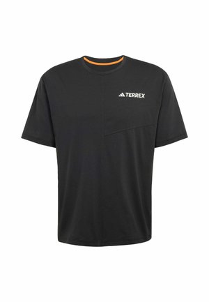 Zwarte T-shirt met korte mouwen van lichtgewicht stof. Bevat een contrasterende oranje halslijn en een witte "TERREX"-logo op de borst.
