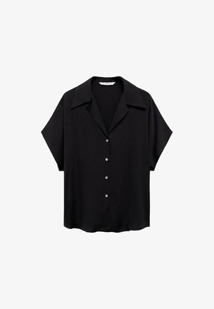 Schwarzes Kurzarmhemd aus glattem Stoff mit Kragen, das eine knöpfbare Front mit silberfarbenen Knöpfen und einen lockeren Schnitt aufweist.