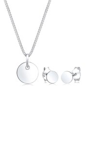 Set di gioielli in argento con un pendente rotondo su una catena e orecchini a perno abbinati. Superficie liscia e riflettente con una finitura lucida.