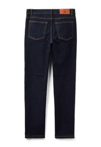 Tmavě modré džíny s úzkým střihem, s hnědým koženým poutkem, dvěma zadními kapsami a kontrastním oranžovým stehem.