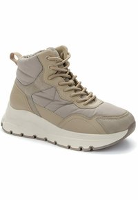 Sneaker alta beige con tomaia sintetica, pannelli testurizzati, colletto imbottito, lacci coordinati e suola spessa in gomma bianca con grip.