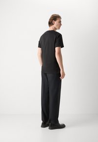 Les Deux CHARLES - T-shirts med print - black/white