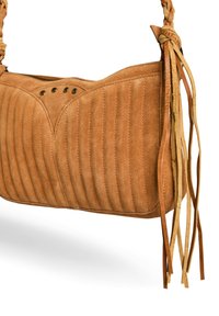 Sac à main en suède tan avec une texture à côtes verticales, doté d'une bandoulière tressée et de franges en cuir sur le côté. Fermeture éclair en haut.