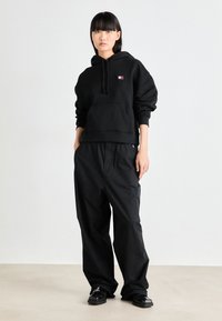 Tommy Jeans BADGE HOODIE - Sweatshirt - black