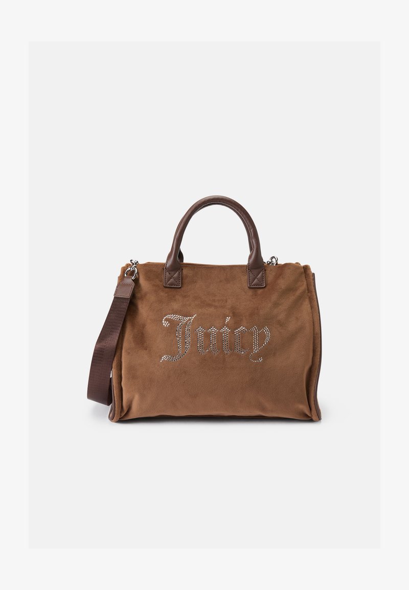 Smešasta smeđa torba od suede-a s tamnosmešnim kožnim detaljima, koja na prednjoj strani ima srebrne cirkone s natpisom "Juicy" i odvojivu naramenicu.