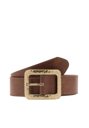 Ceinture en cuir marron roulée avec une grande boucle rectangulaire en laiton texturé sur fond blanc.