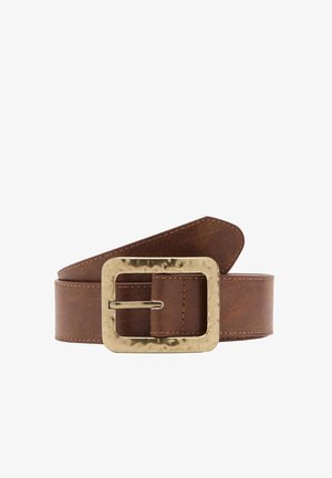 Ceinture en cuir marron roulée avec une grande boucle rectangulaire en laiton texturé sur fond blanc.