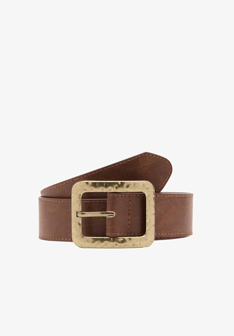Ceinture en cuir marron roulée avec une grande boucle rectangulaire en laiton texturé sur fond blanc.