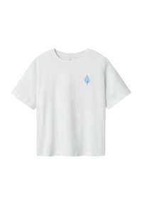 Witte katoenen T-shirt met een ronde hals, korte mouwen en een blauw vlamachtig grafisch ontwerp op het linkerborstgebied. Zachte textuur.