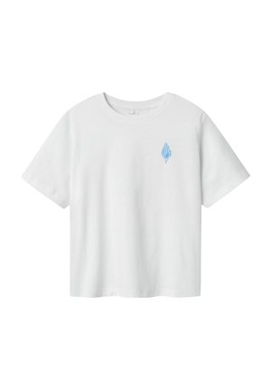 Witte katoenen T-shirt met een ronde hals, korte mouwen en een blauw vlamachtig grafisch ontwerp op het linkerborstgebied. Zachte textuur.