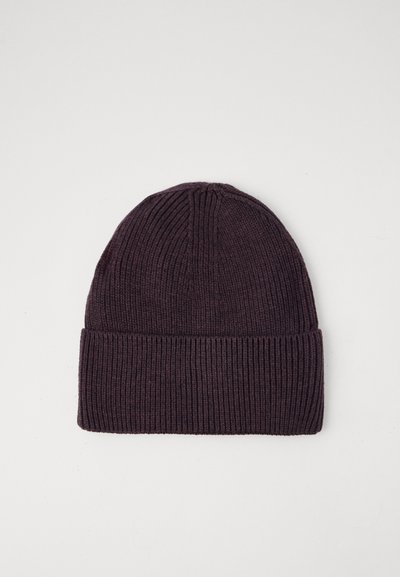Bonnet tricoté en violet foncé avec une texture côtelée, comportant une bordure repliée. Le design est simple et sans ornements.
