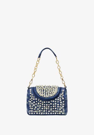Blå denim håndtaske med en afrundet top, pyntet med klynger af imitation perler og med en guldkæde-rem. Teksturdetaljer er synlige.