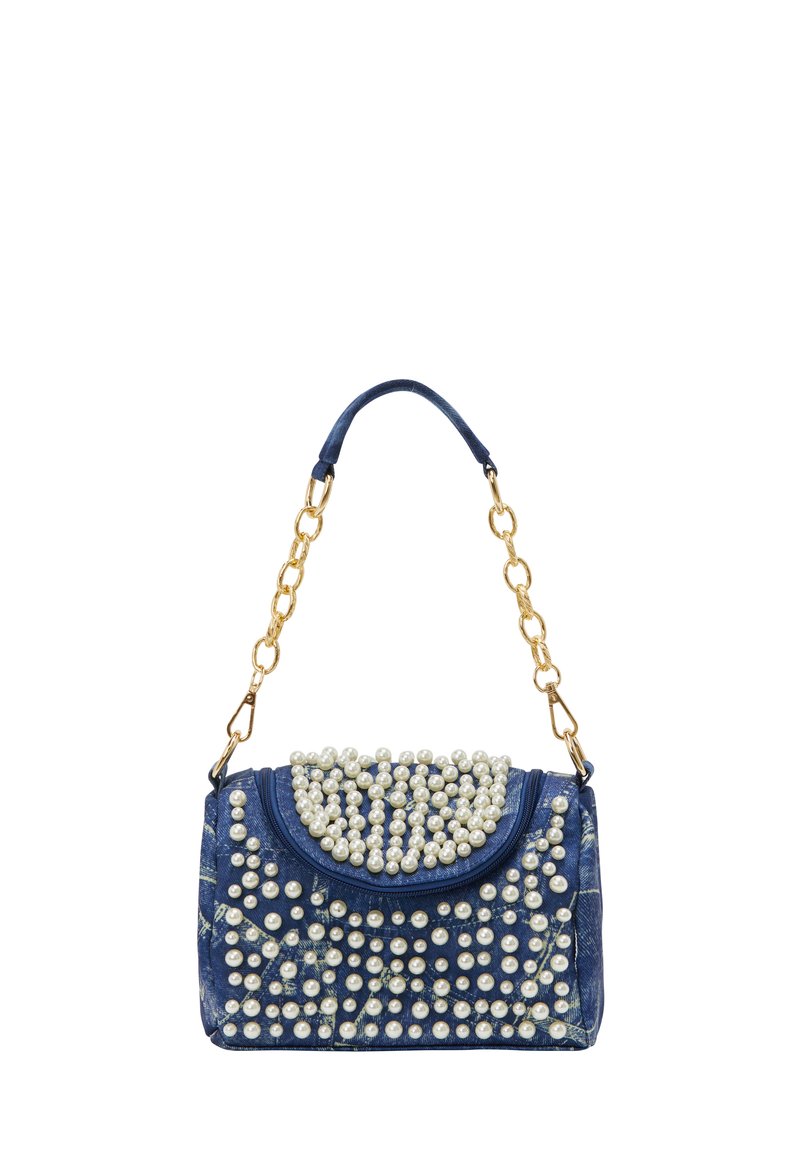 Blå denim håndtaske med en afrundet top, pyntet med klynger af imitation perler og med en guldkæde-rem. Teksturdetaljer er synlige.
