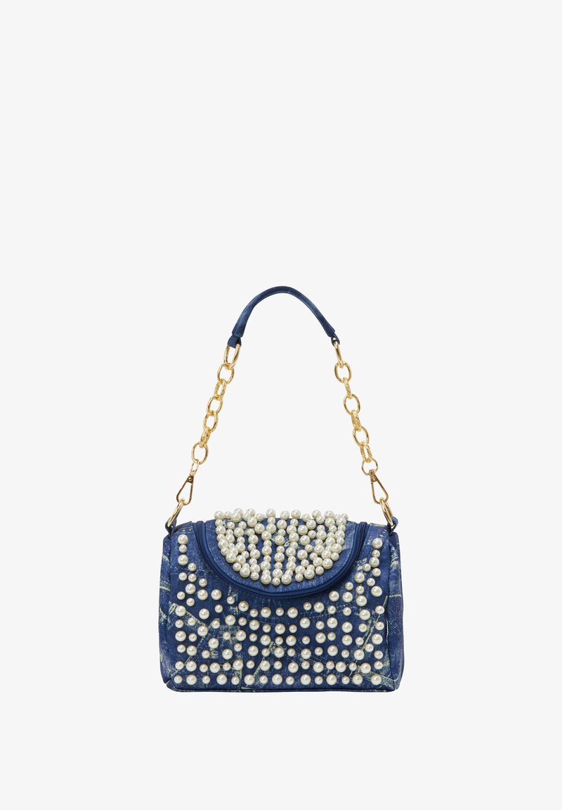 Blå denim håndtaske med en afrundet top, pyntet med klynger af imitation perler og med en guldkæde-rem. Teksturdetaljer er synlige.