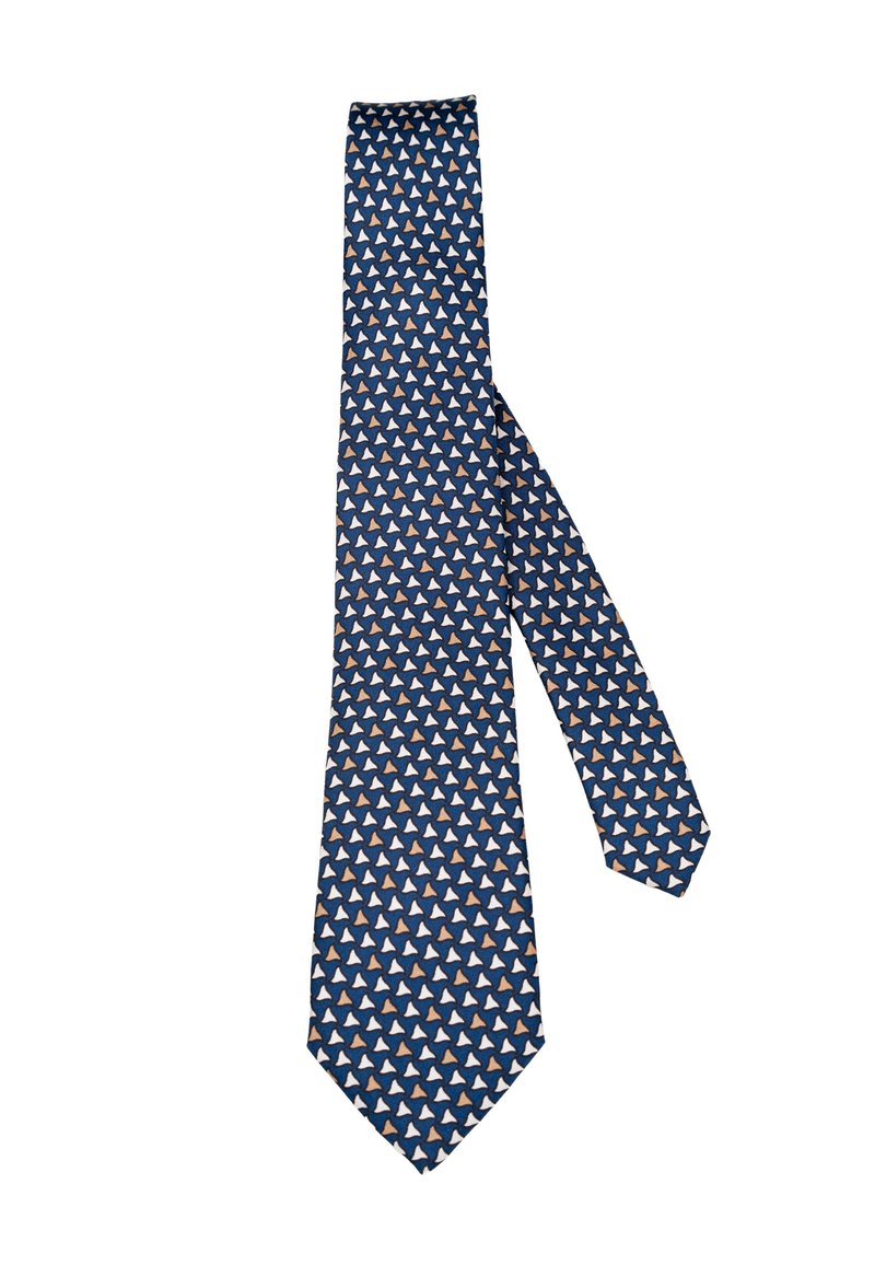 Tumesinine lips, millel on korduv muster väikestest valgetest ja beežidest kolmnurkadest, lamab tasasel valgel taustal.