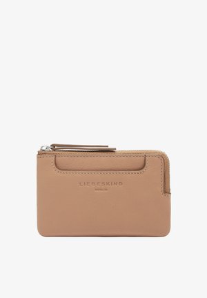Portefeuille en cuir tan avec une texture lisse, fermeture zippée et un emplacement pour carte à l'avant. Présente un logo de la marque en relief. Forme rectangulaire compacte.