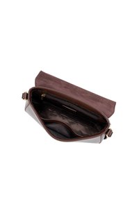 Borsa a tracolla in pelle marrone con il ribaltabile aperto, che mostra i compartimenti interni tra cui una tasca con zip e una fodera in tessuto.