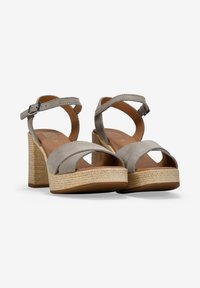 Sandalias de plataforma de ante gris con tiras entrelazadas, cierre con hebilla en el tobillo y un tacón de cuerda texturizada. Forro interior suave.