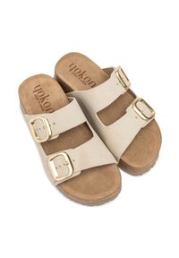 Sandali in suede beige con due cinturini regolabili, fibbie dorate e una soletta sagomata marrone. Suola leggera con grip testurizzato.