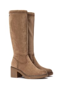 Botas altas de ante marrón con tacón bloque, textura suave, detalles cosidos y un diseño sencillo, con puntas redondeadas y paneles laterales.