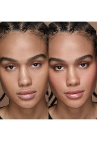 Dwa obok siebie umieszczone obrazy twarzy z gładką, opaloną skórą, splecionymi warkoczami i pełnymi ustami. Po lewej naturalny wygląd; po prawej widoczny róż na policzkach.