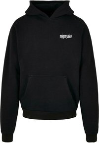 Schwarzer Hoodie aus weichem Material mit einer Kängurutasche und verstellbarem Kapuzenzug. Auf der Vorderseite befindet sich ein weißes Textlogo in stilisierter Schriftart.