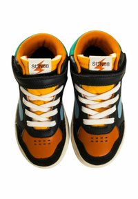 Sneaker alte con esterno in pelle nera, dettagli arancioni, gialli e blu, lacci bianchi e colletto imbottito per il comfort.