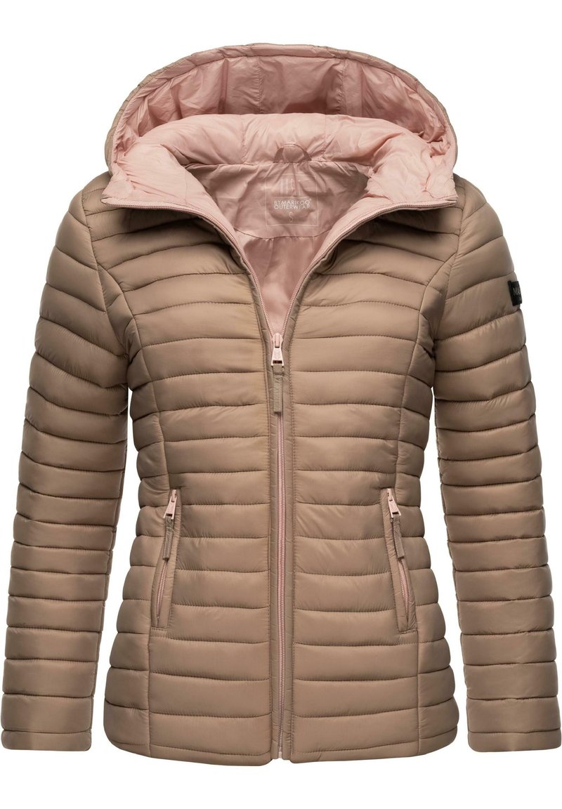 Veste rembourrée beige avec une doublure rose. Comprend une fermeture éclair à l'avant, une capuche et deux poches latérales zippées. Texture matelassée horizontale sur toute la surface.