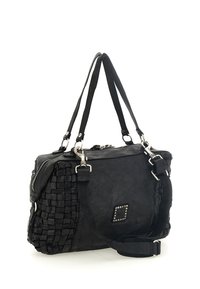 Borsa nera in pelle con trama intrecciata su un lato, ferramenta argentata, doppi manici e tracolla regolabile, con un dettaglio borchiato.