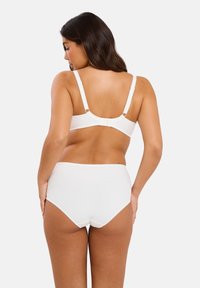 Witte geribbelde bikini met een zachte textuur; beschikt over verstelbare bandjes, een haaksluiting en een hoogsluitende onderkant met subtiele afwerking.