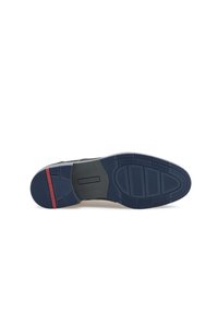 Sole della scarpa realizzata in materiale gommoso testurizzato, colore blu navy con accenti rossi e una suola sagomata per una presa ottimale su varie superfici.