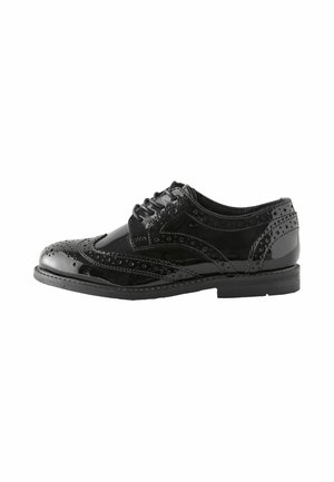 Sort patentlæder brogue-sko med vingeformet design, perforerede detaljer og sorte snørebånd, vist fra højre side.