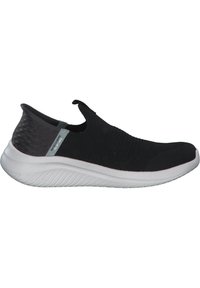 Scarpe slip-on nere realizzate in materiale knit traspirante con un dettaglio testurizzato sul tallone, dotate di una suola bianca flessibile e con branding minimale.