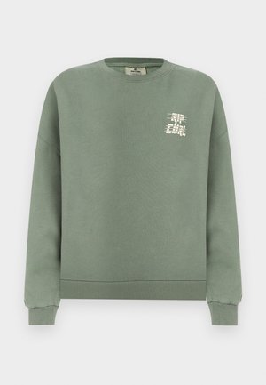 Roheline ümarkaelusega pusa soonikkoes mansettide ja alläärega, vasakul rinnal väike valge graafiline logo.