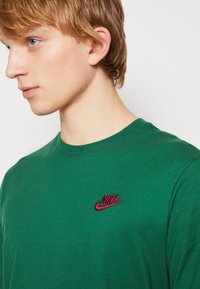 Nike Sportswear CLUB TEE - T-shirt básica - gorge green