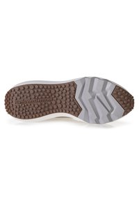 Sole in gomma con un motivo marrone testurizzato, caratterizzato da un design a punti in rilievo. Accenti grigi e una struttura bianca completano il design della scarpa da atletica.