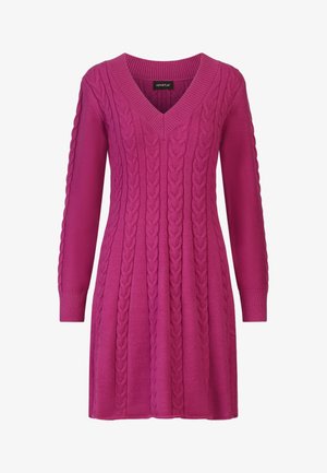 Fuchsia gestricktes Kleid mit V-Ausschnitt, langen Ärmeln und einem strukturierten Zopfmuster, das vertikal entlang des Körpers und der Ärmel verläuft.