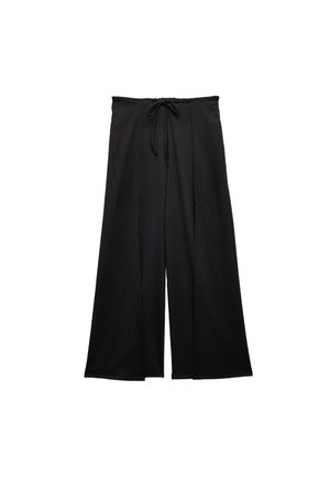 Sorte vidde bukser med bånd i taljen, fremstillet i struktureret stof og med lodrette plisseringer for ekstra finesse. Designet med fokus på komfort og bevægelsesfrihed.